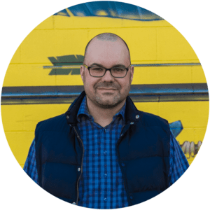 Thomas - The Weekend Photographer in front of a yellow wall