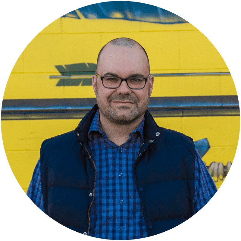 Thomas - The Weekend Photographer in front of a yellow wall