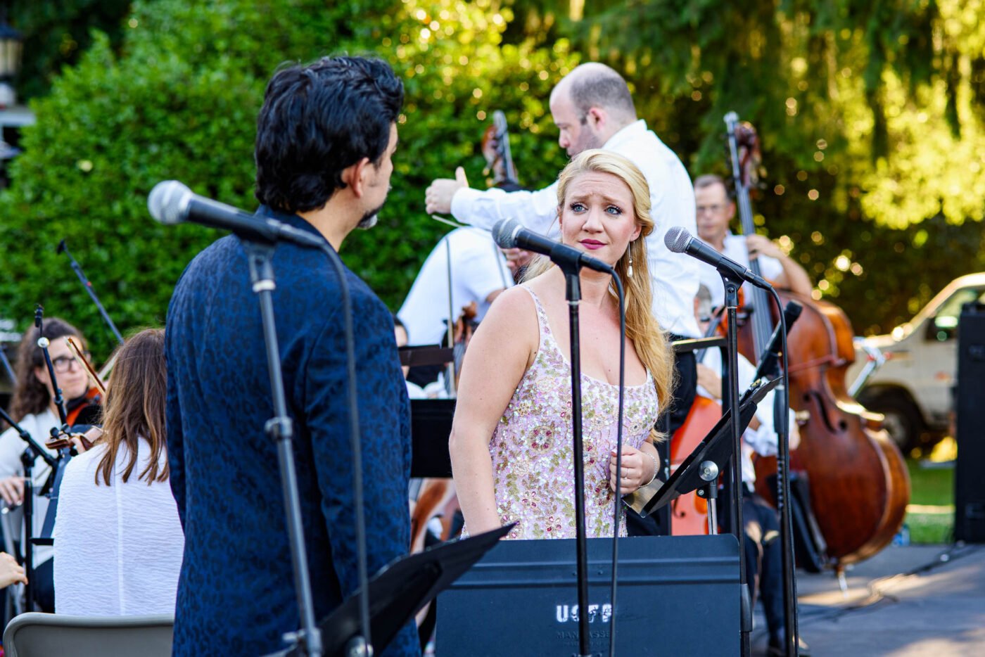 aubry-ballar&ograve;-performing-outdoors