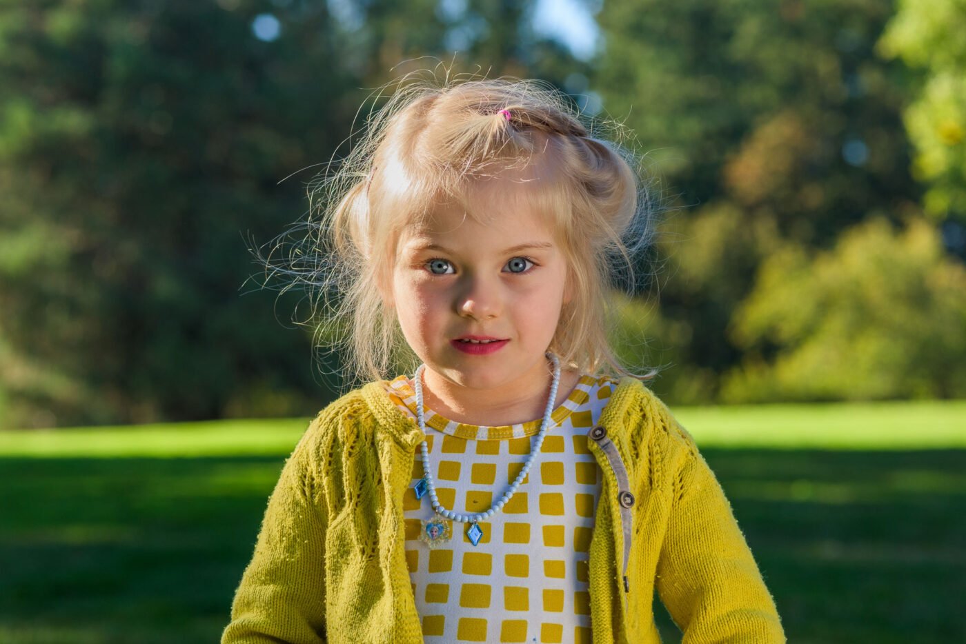 girl-cute-yellow-outfit