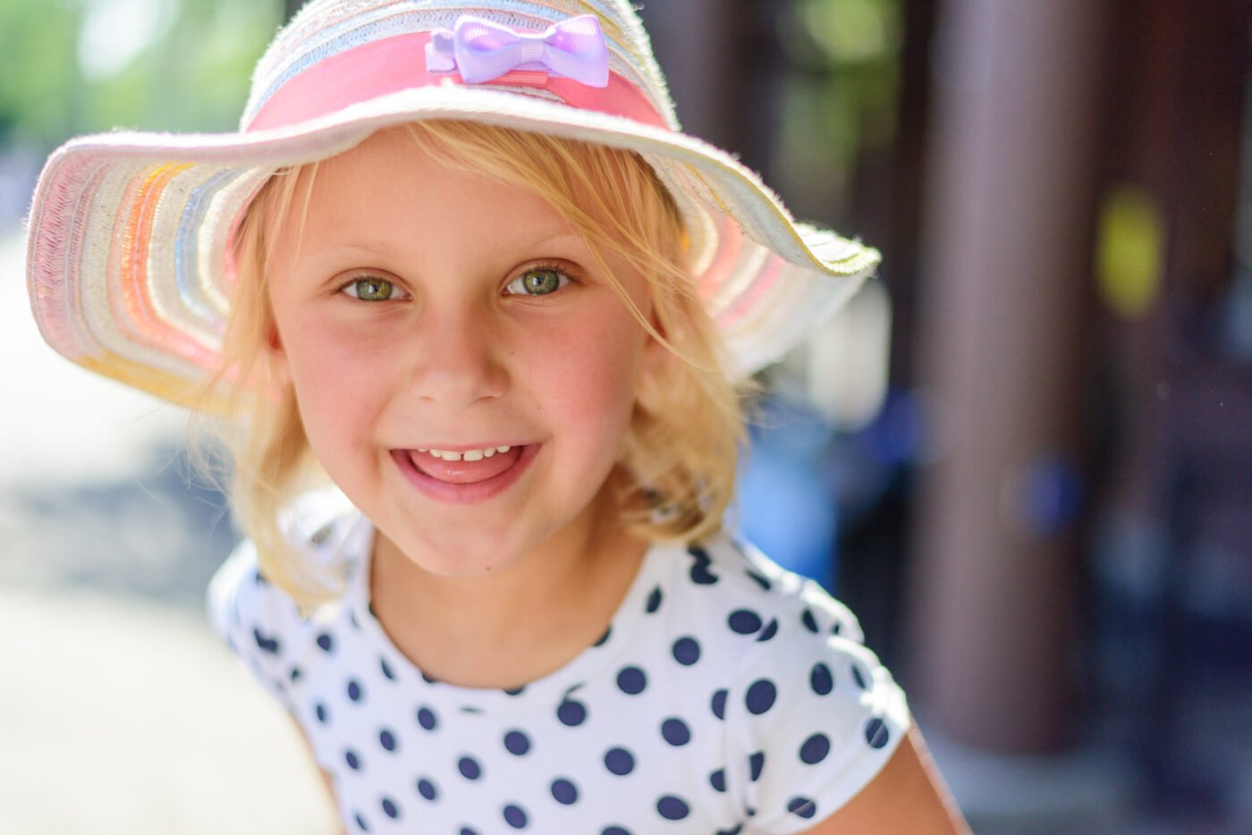 girl-smiling-summer-hat