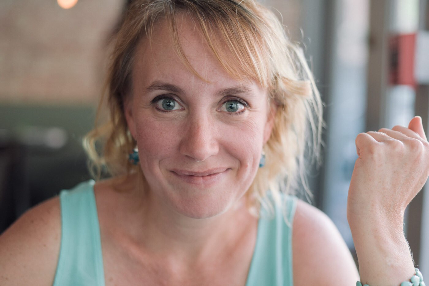 portrait-Jenny-at-cafe